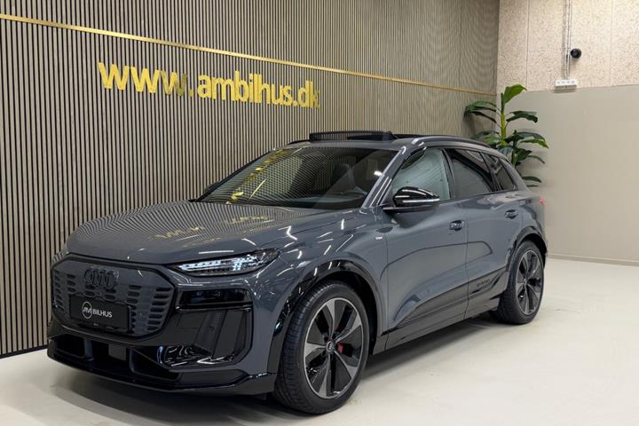 Grå Audi Q6 e-tron fra 2025