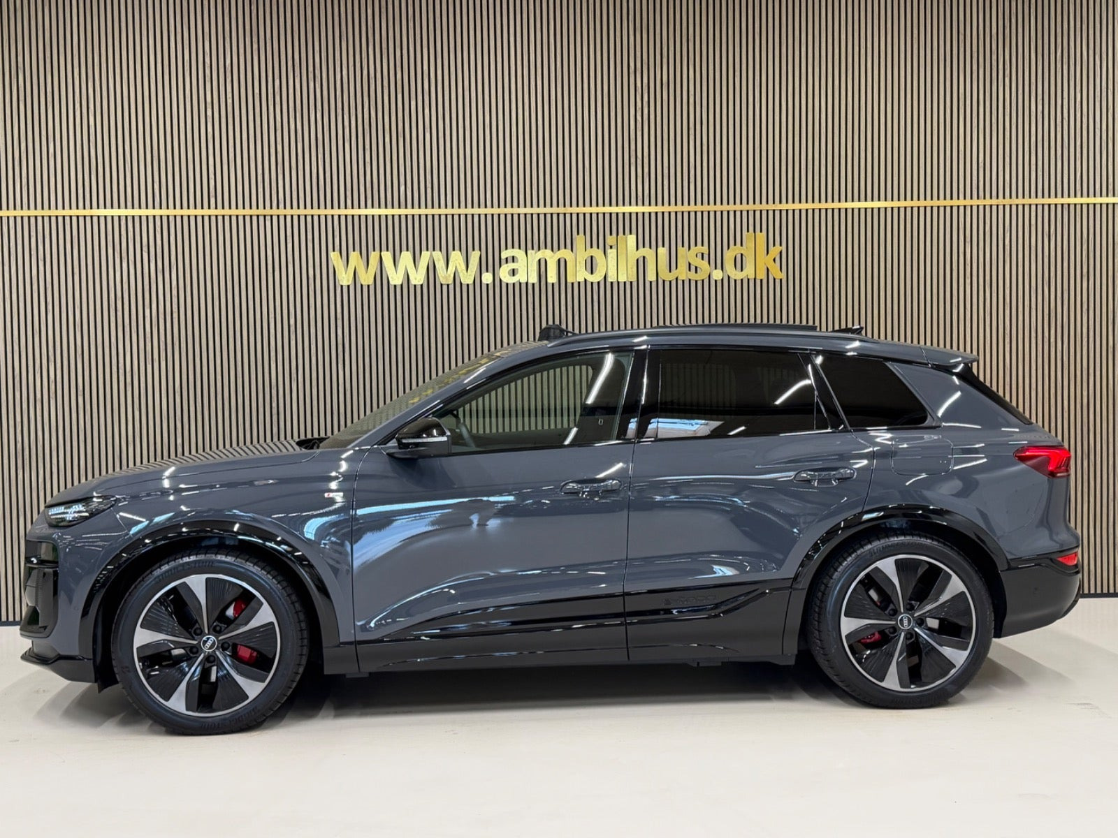 Grå Audi Q6 e-tron fra 2025
