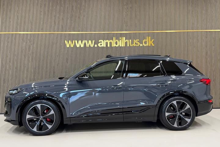 Grå Audi Q6 e-tron fra 2025