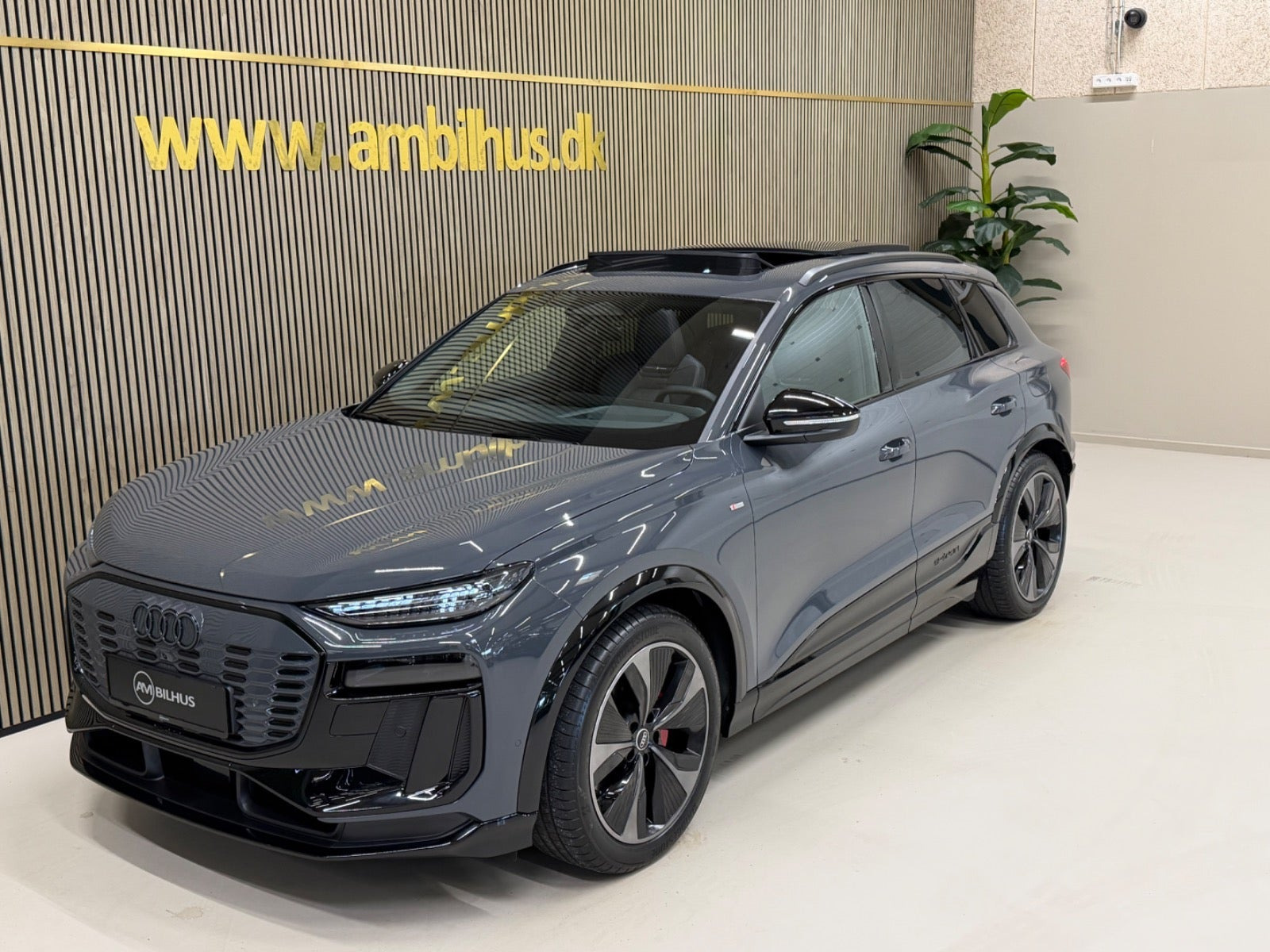 Grå Audi Q6 e-tron fra 2025