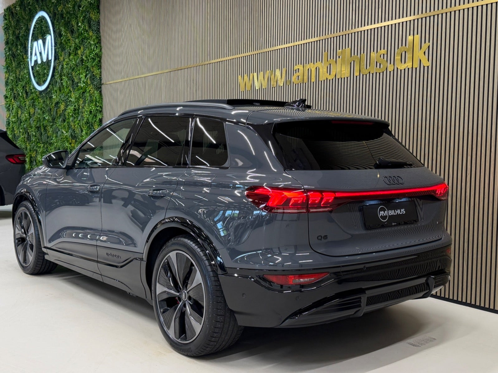 Grå Audi Q6 e-tron fra 2025