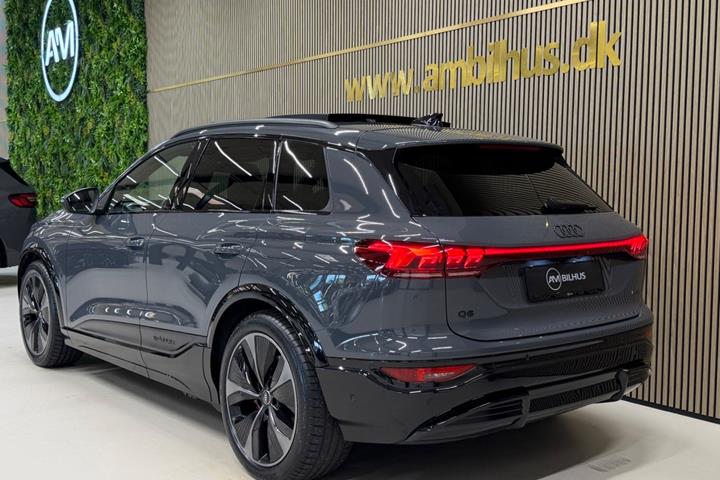 Grå Audi Q6 e-tron fra 2025