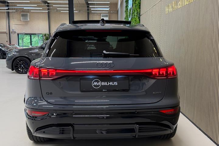 Grå Audi Q6 e-tron fra 2025