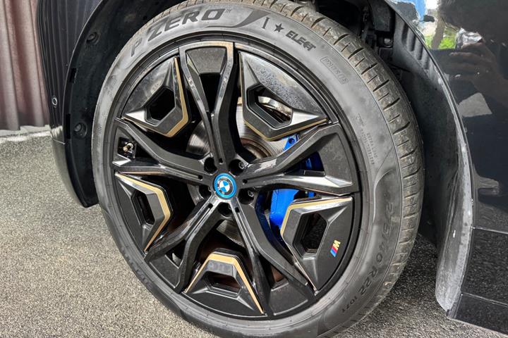 Bronze BMW iX fra 2023