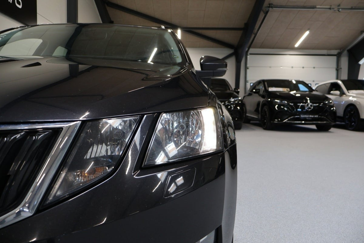 Sort Skoda Octavia fra 2019