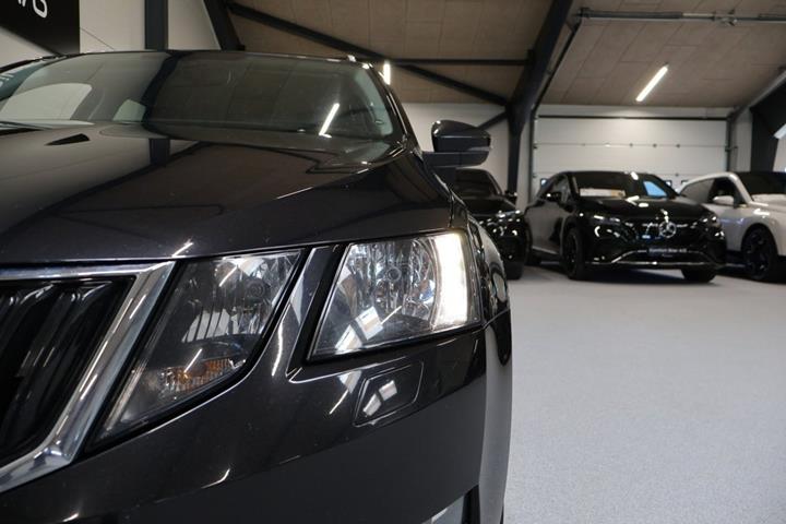Sort Skoda Octavia fra 2019