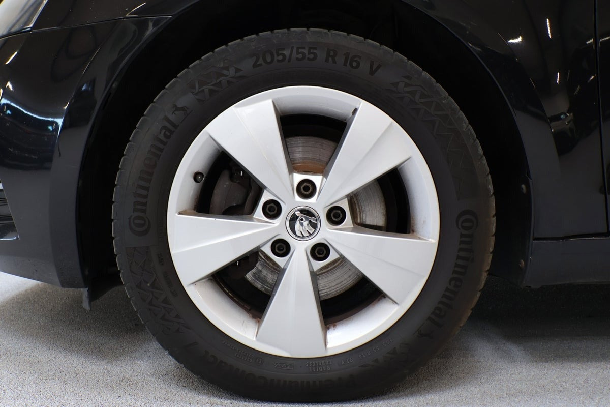 Sort Skoda Octavia fra 2019