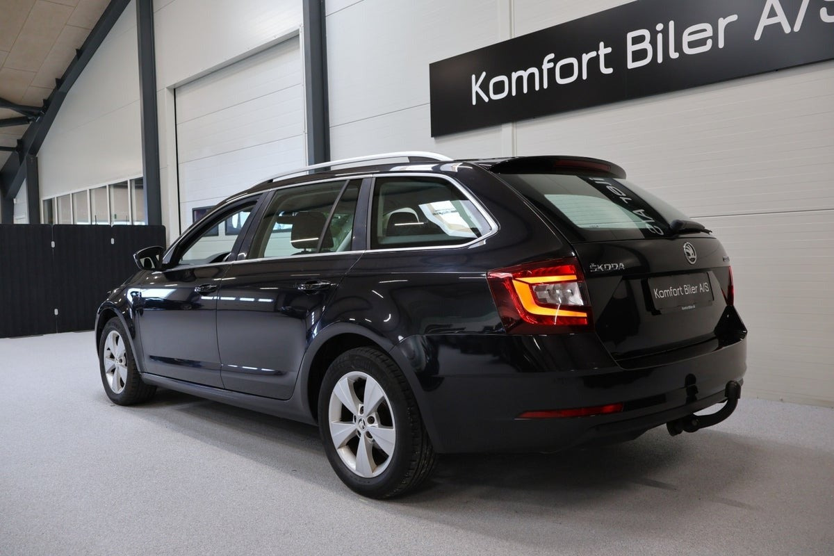 Sort Skoda Octavia fra 2019