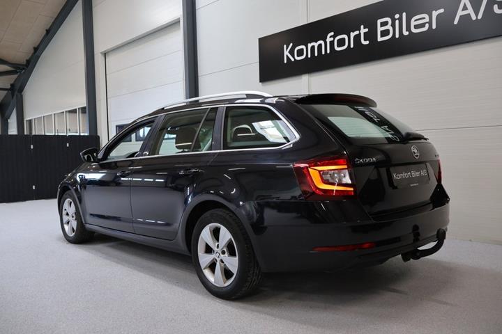 Sort Skoda Octavia fra 2019
