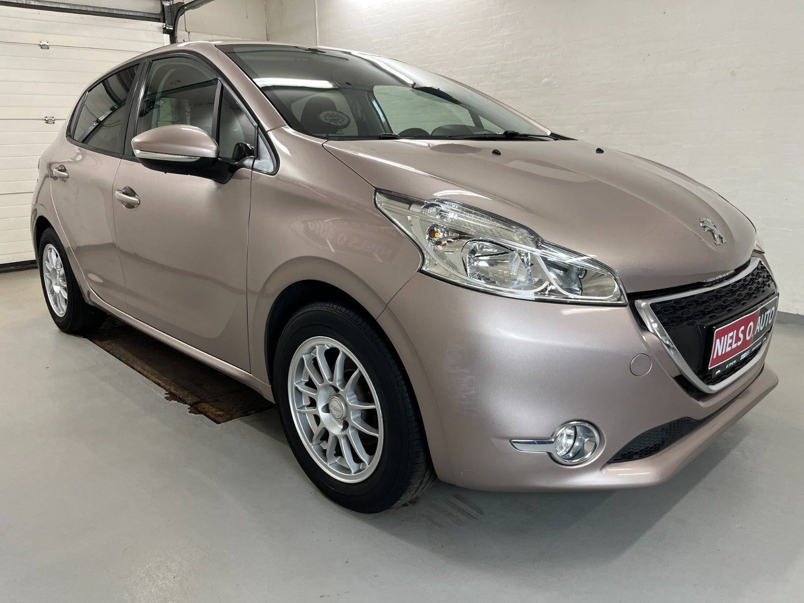 Sølv Peugeot 208 fra 2015