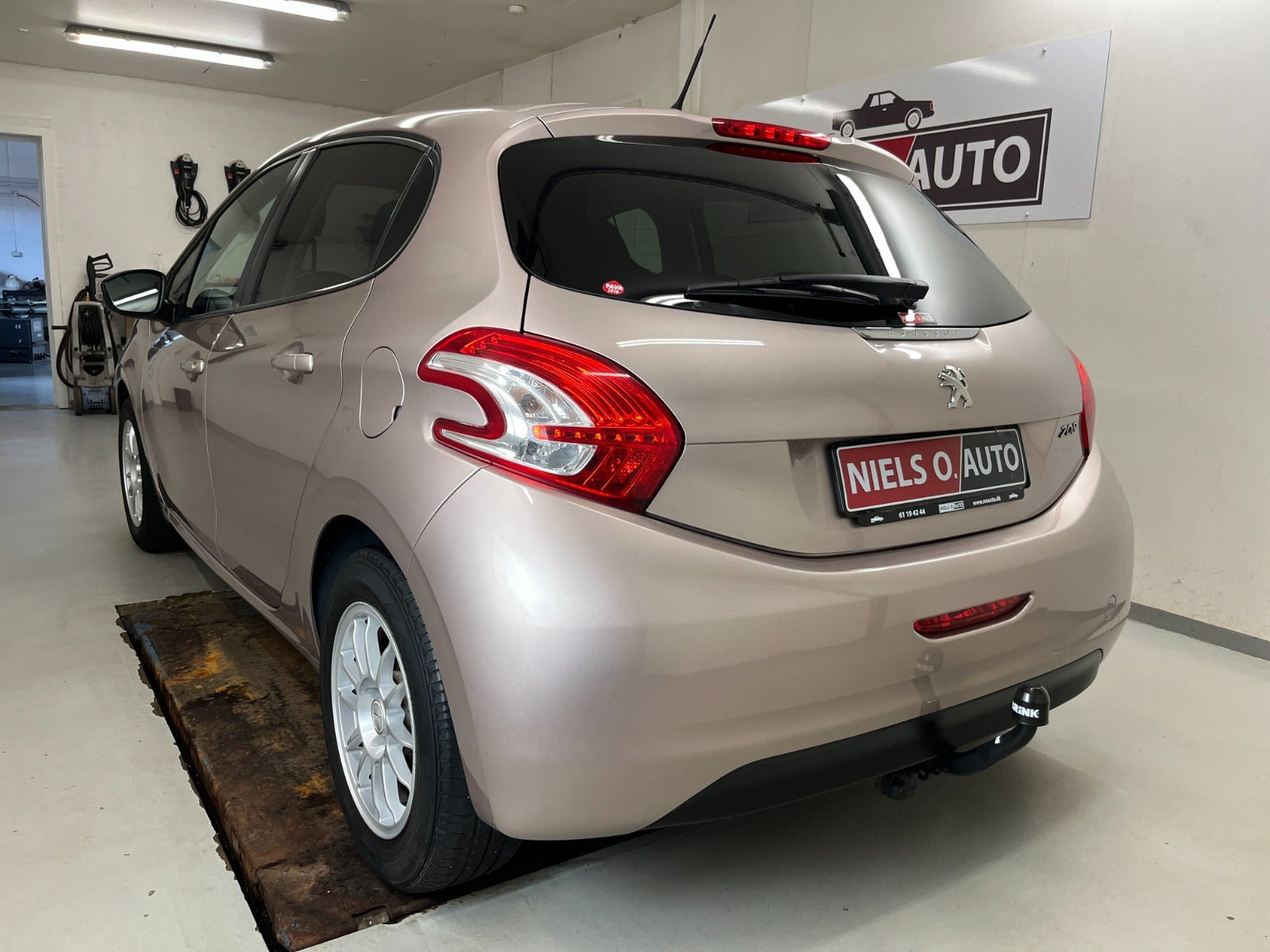 Sølv Peugeot 208 fra 2015