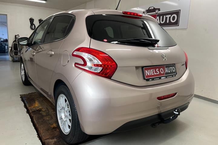 Sølv Peugeot 208 fra 2015