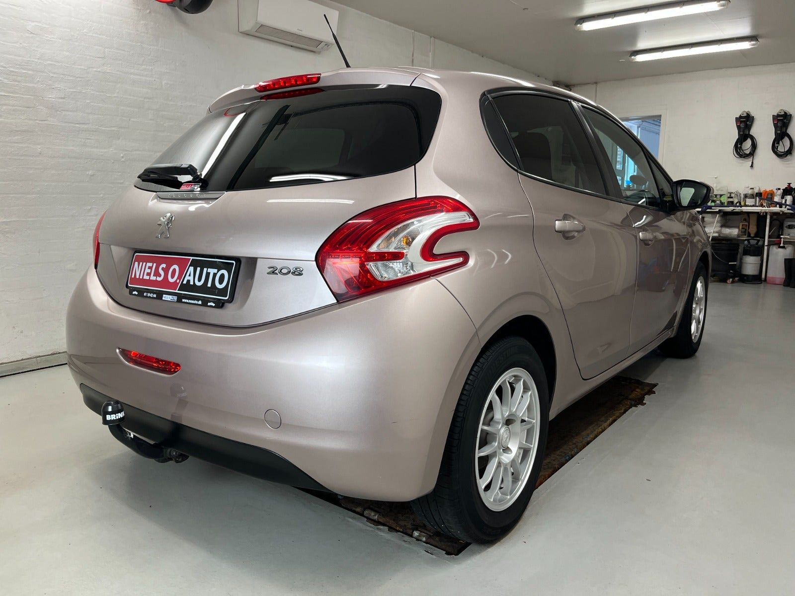 Sølv Peugeot 208 fra 2015