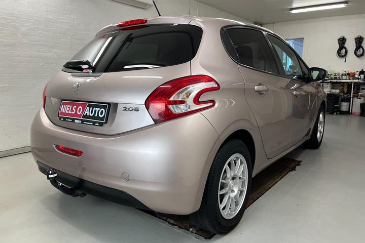 Sølv Peugeot 208 fra 2015