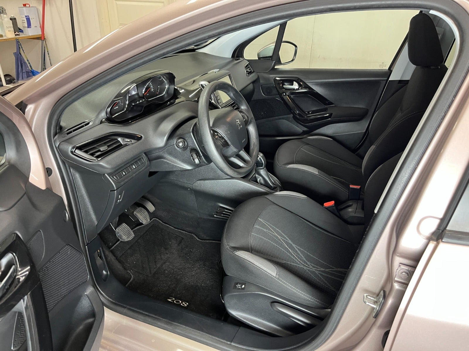 Sølv Peugeot 208 fra 2015