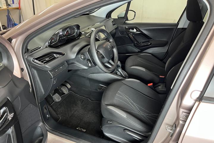 Sølv Peugeot 208 fra 2015