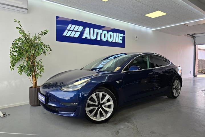 Blå Tesla Model 3 fra 2019