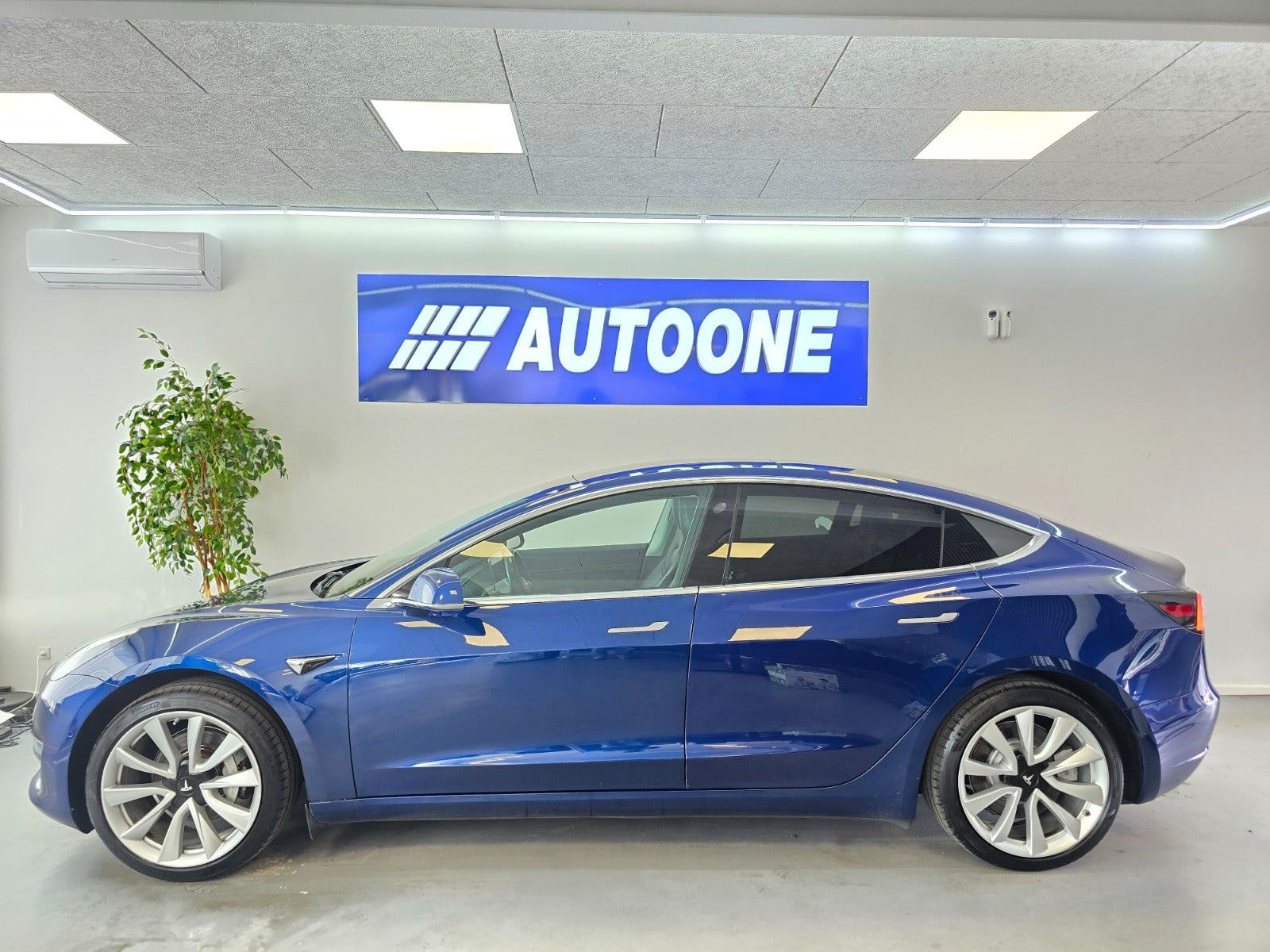Blå Tesla Model 3 fra 2019
