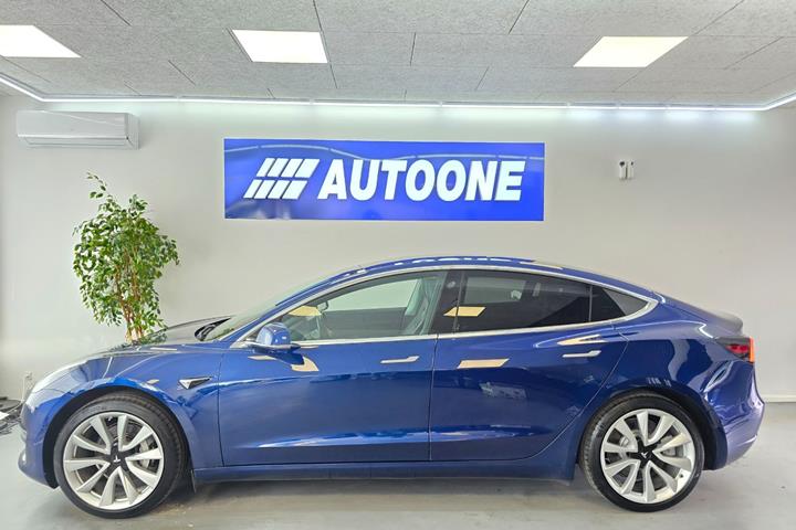 Blå Tesla Model 3 fra 2019