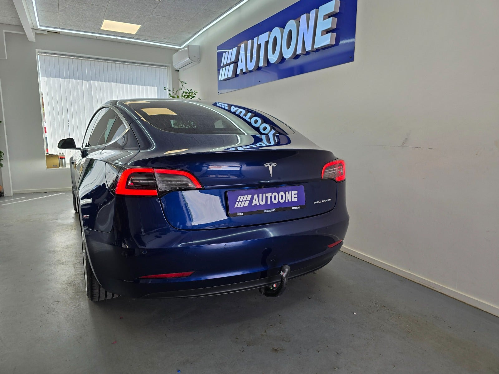 Blå Tesla Model 3 fra 2019