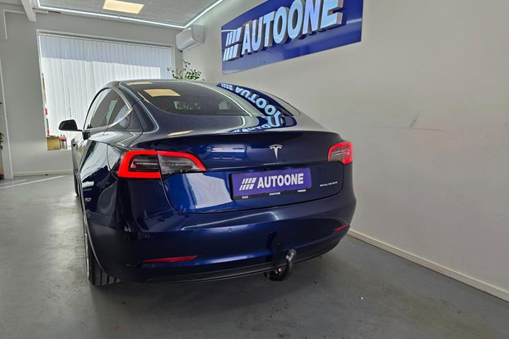 Blå Tesla Model 3 fra 2019