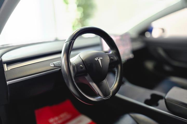 Blå Tesla Model 3 fra 2019