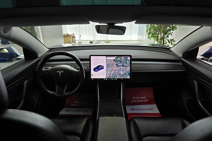 Blå Tesla Model 3 fra 2019