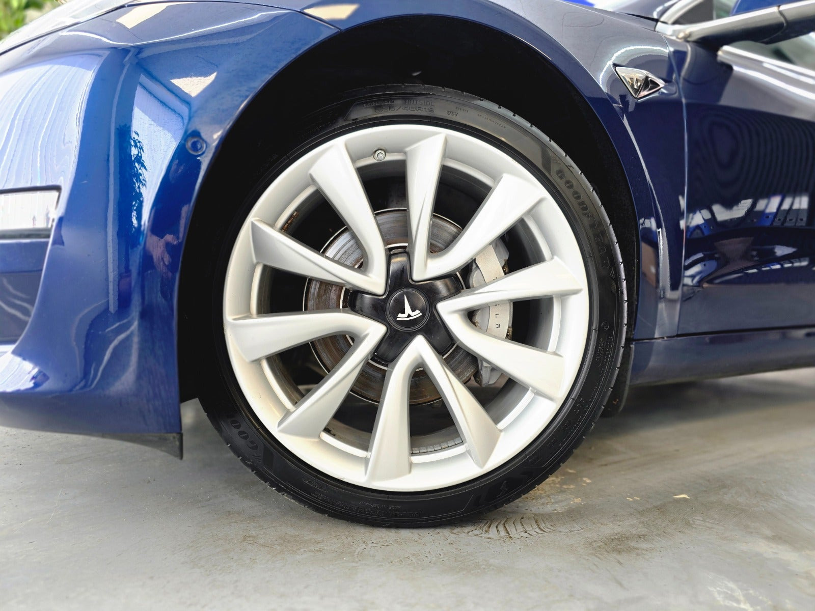 Blå Tesla Model 3 fra 2019