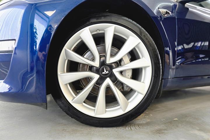 Blå Tesla Model 3 fra 2019