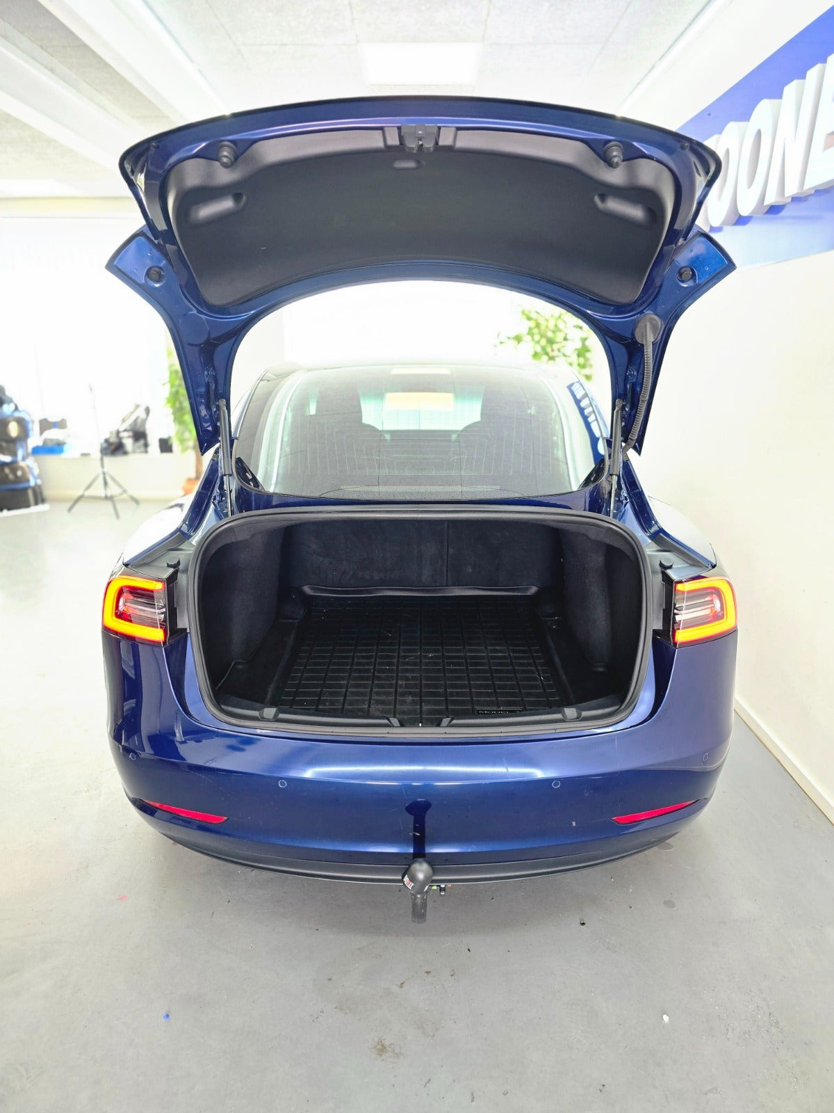 Blå Tesla Model 3 fra 2019