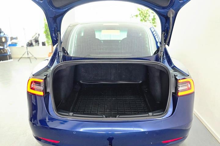 Blå Tesla Model 3 fra 2019