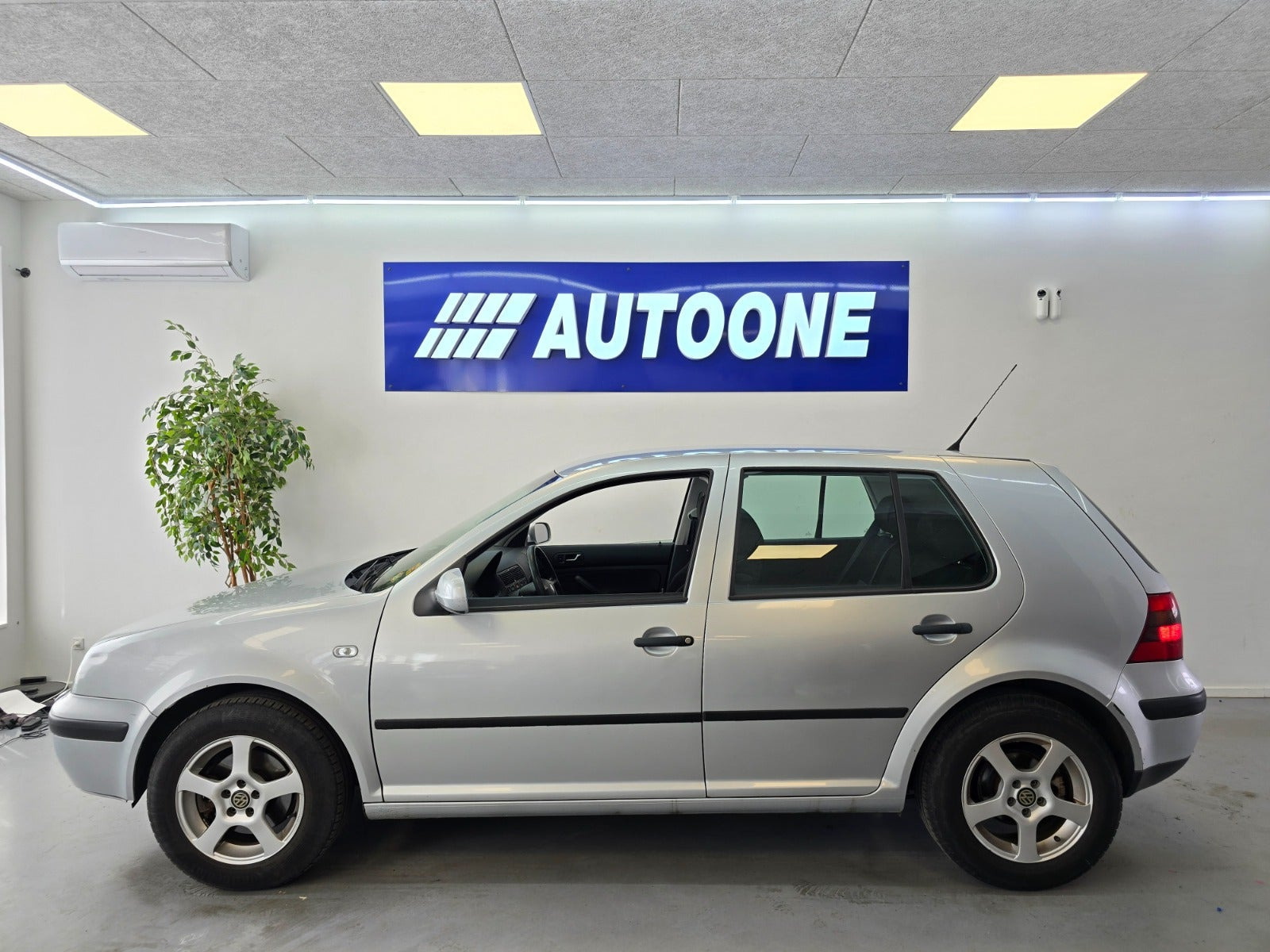 Sølv VW Golf IV fra 2002