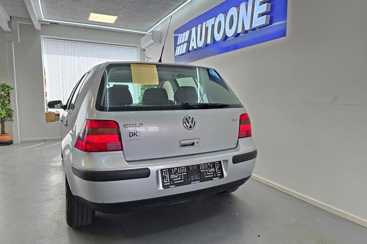 Sølv VW Golf IV fra 2002