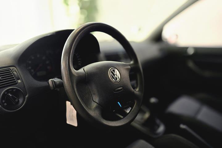 Sølv VW Golf IV fra 2002