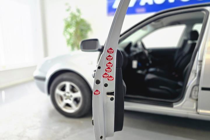 Sølv VW Golf IV fra 2002