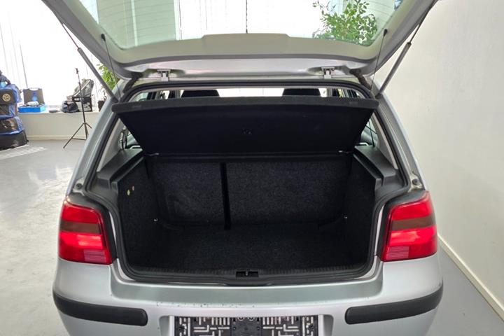Sølv VW Golf IV fra 2002