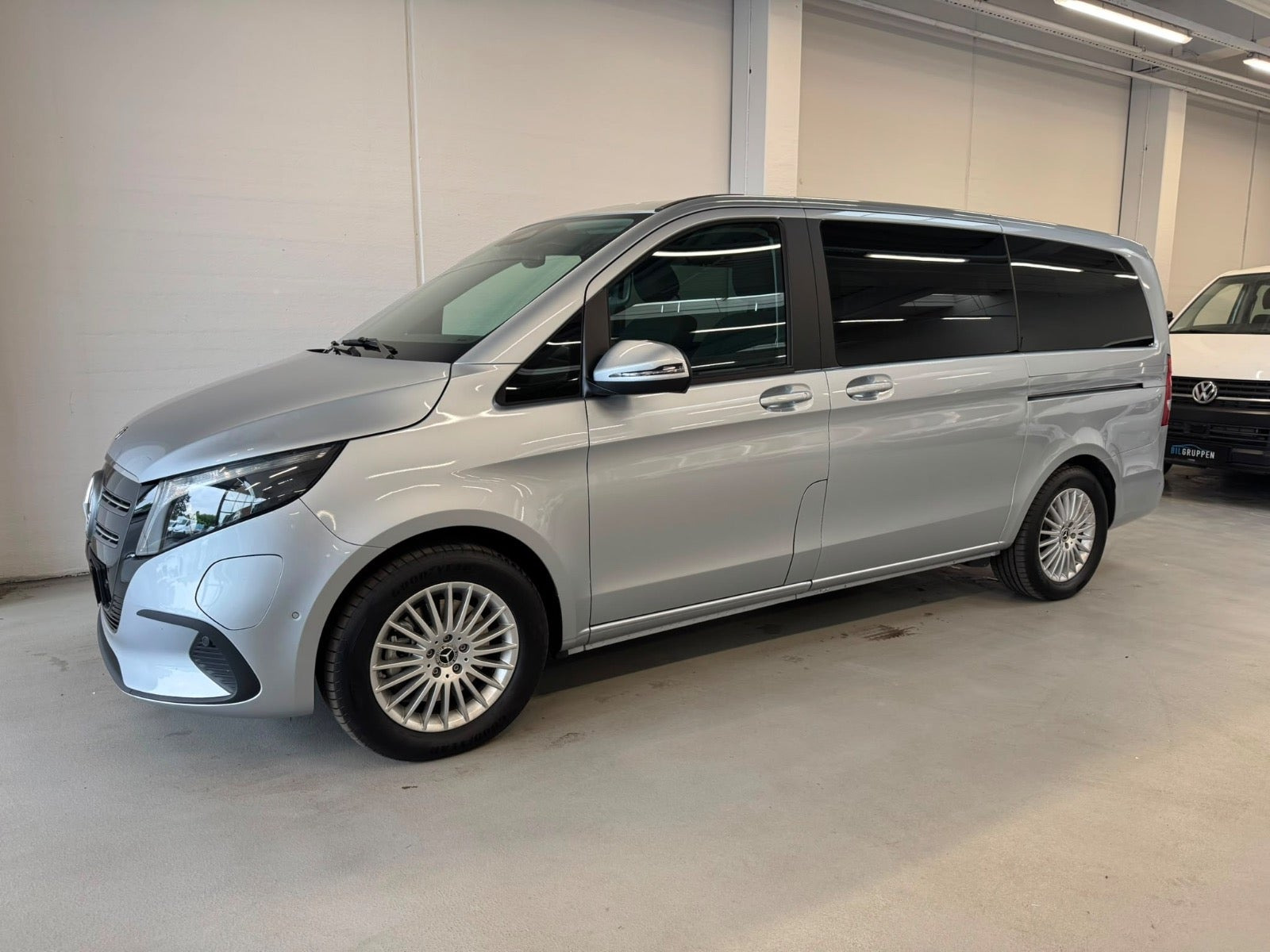 Sølv Mercedes EQV300 fra 2024