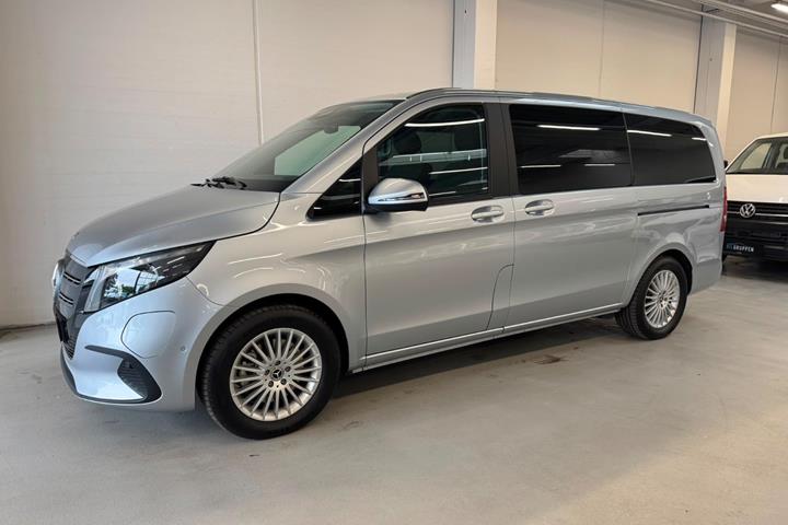 Sølv Mercedes EQV300 fra 2024