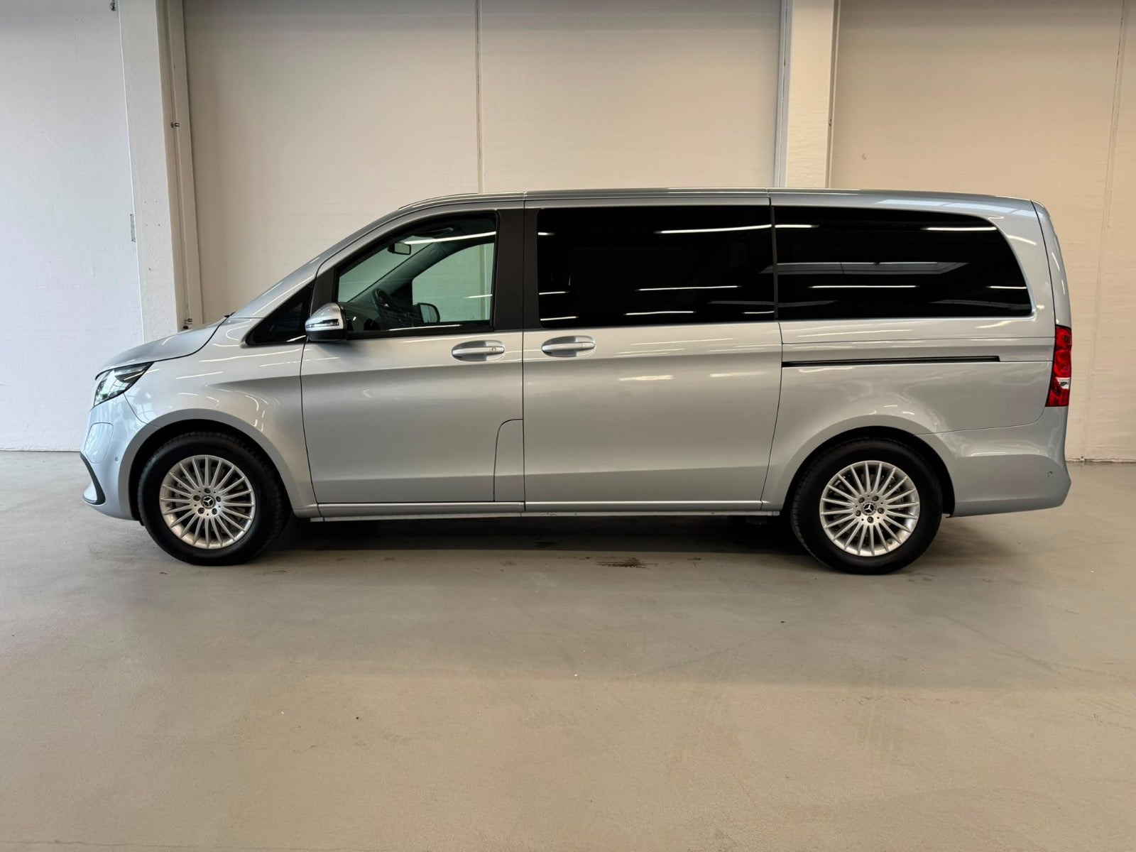Sølv Mercedes EQV300 fra 2024