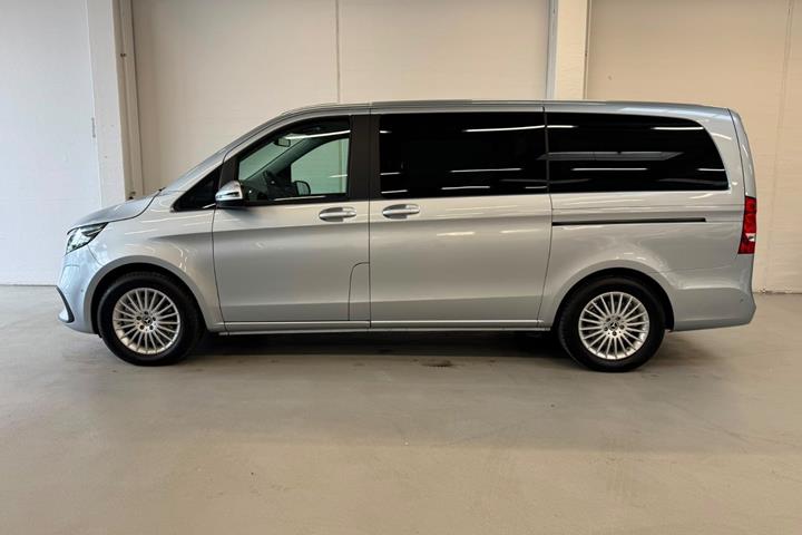 Sølv Mercedes EQV300 fra 2024