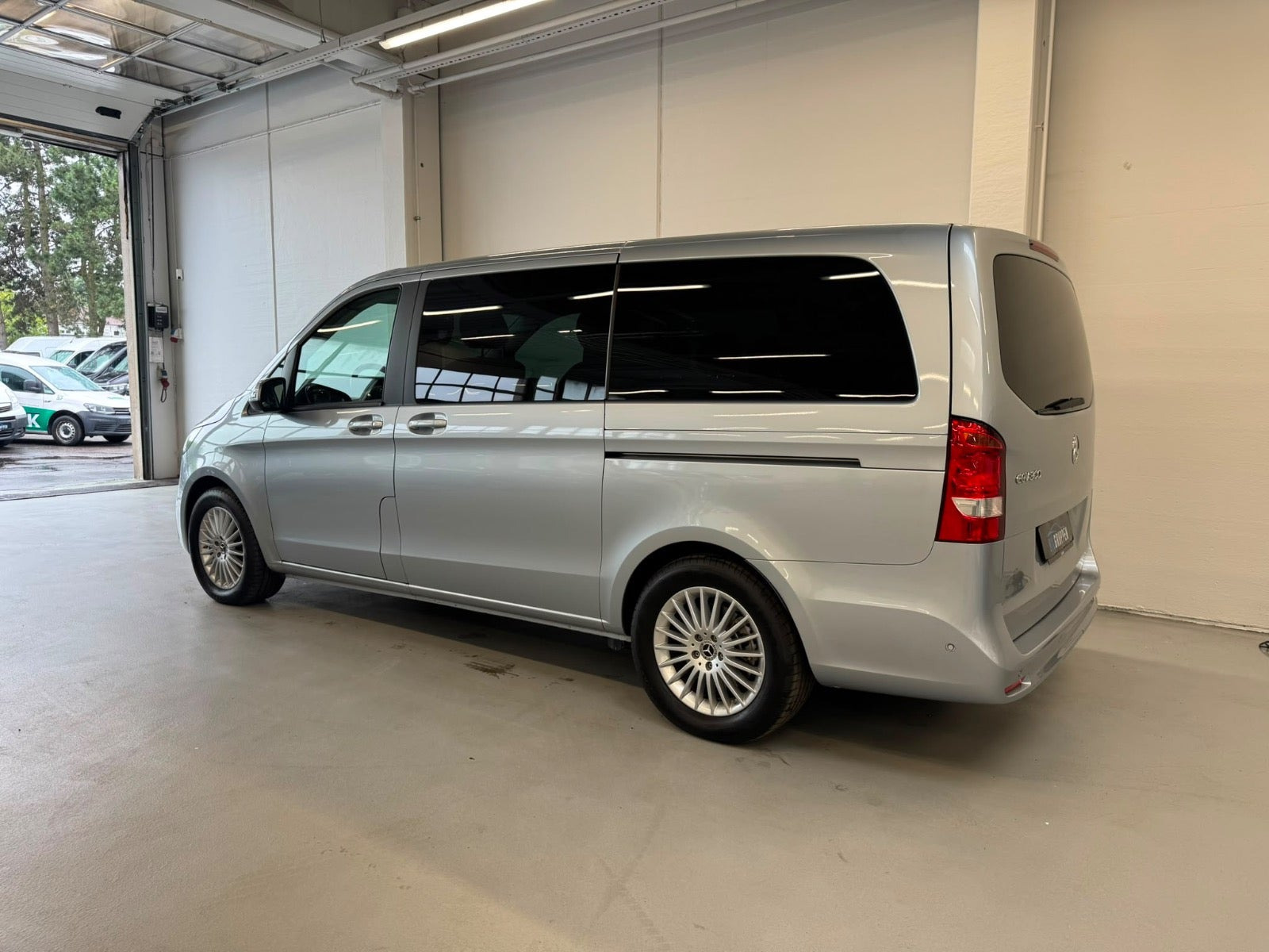 Sølv Mercedes EQV300 fra 2024