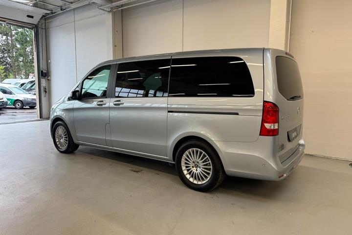 Sølv Mercedes EQV300 fra 2024