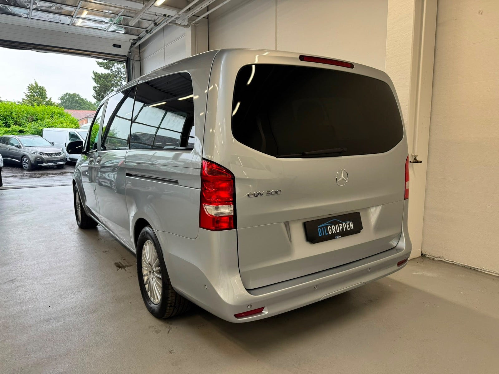 Sølv Mercedes EQV300 fra 2024
