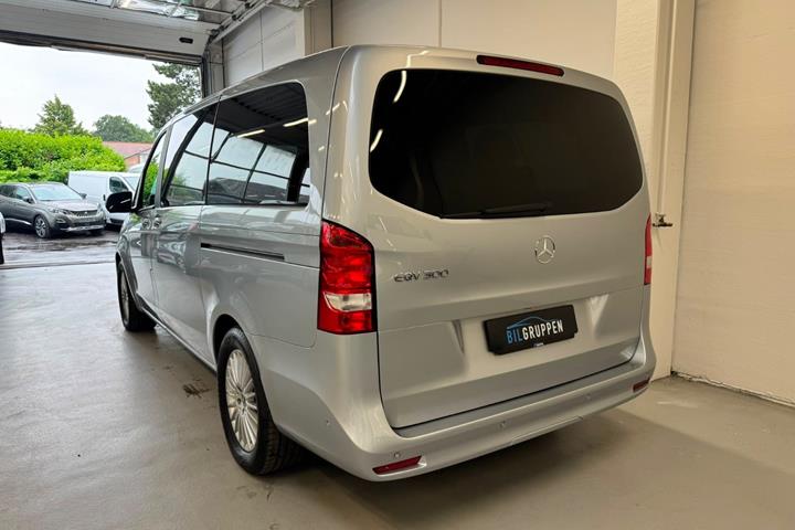 Sølv Mercedes EQV300 fra 2024