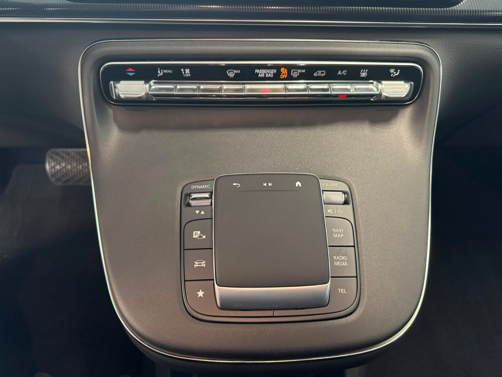 Sølv Mercedes EQV300 fra 2024