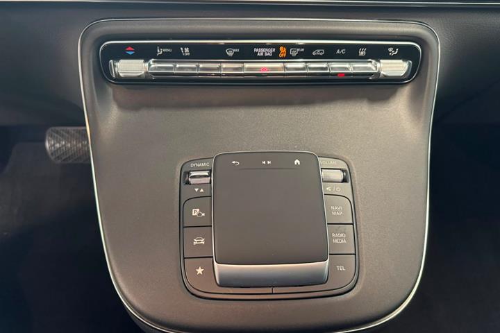 Sølv Mercedes EQV300 fra 2024