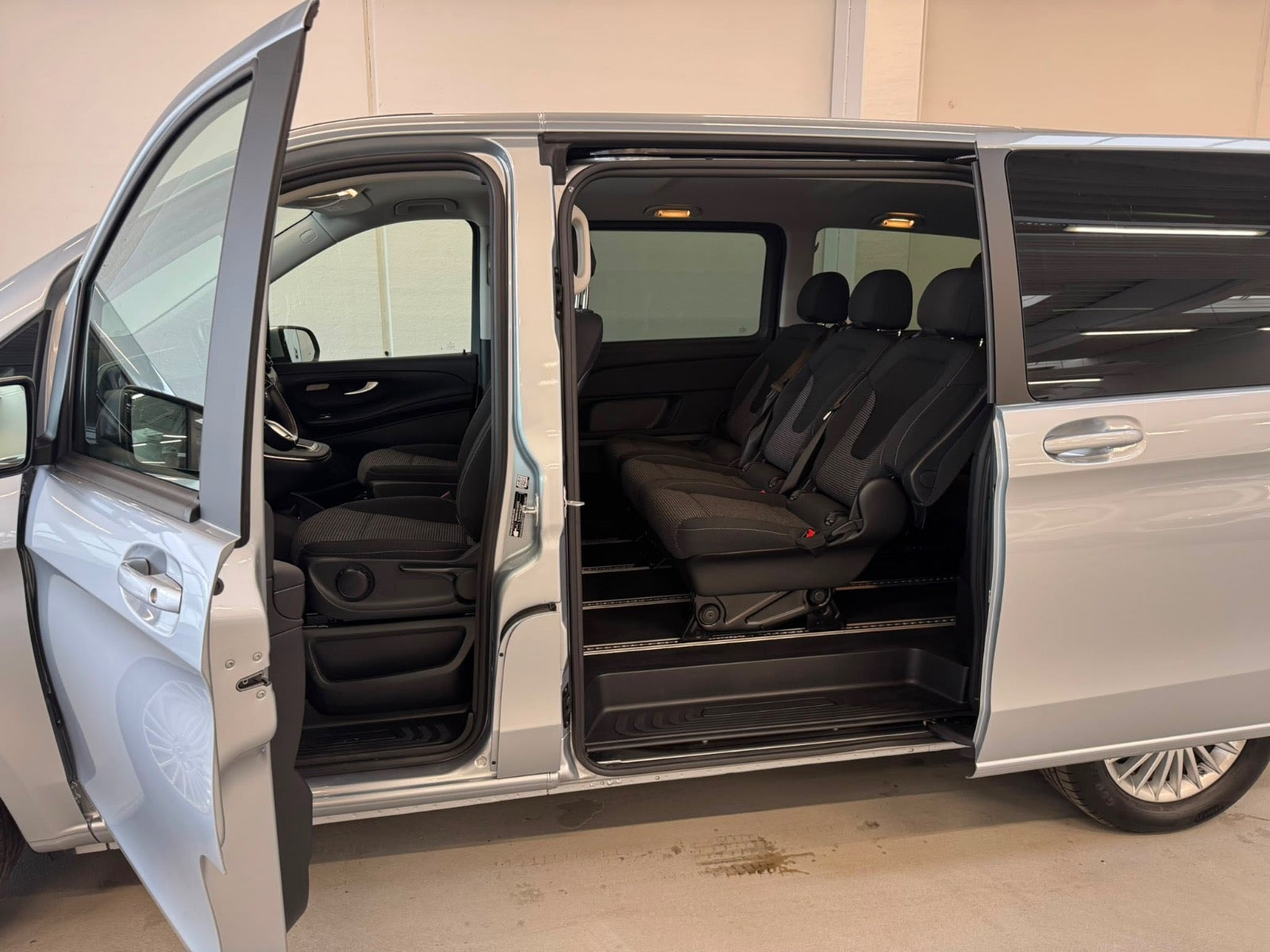 Sølv Mercedes EQV300 fra 2024