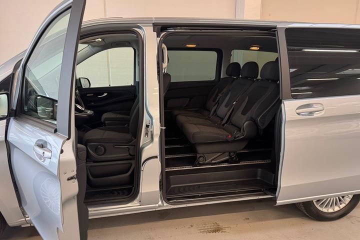Sølv Mercedes EQV300 fra 2024
