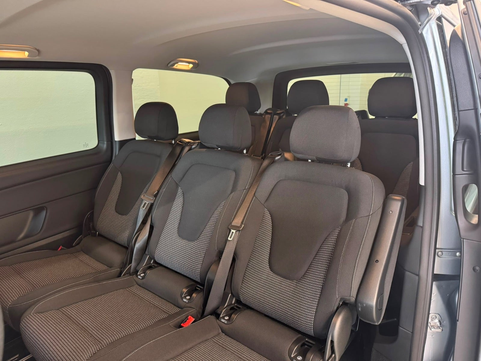 Sølv Mercedes EQV300 fra 2024