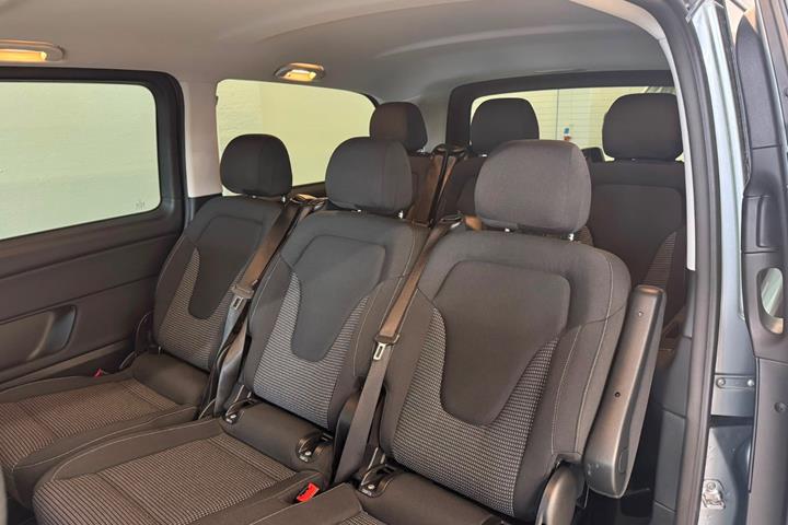Sølv Mercedes EQV300 fra 2024